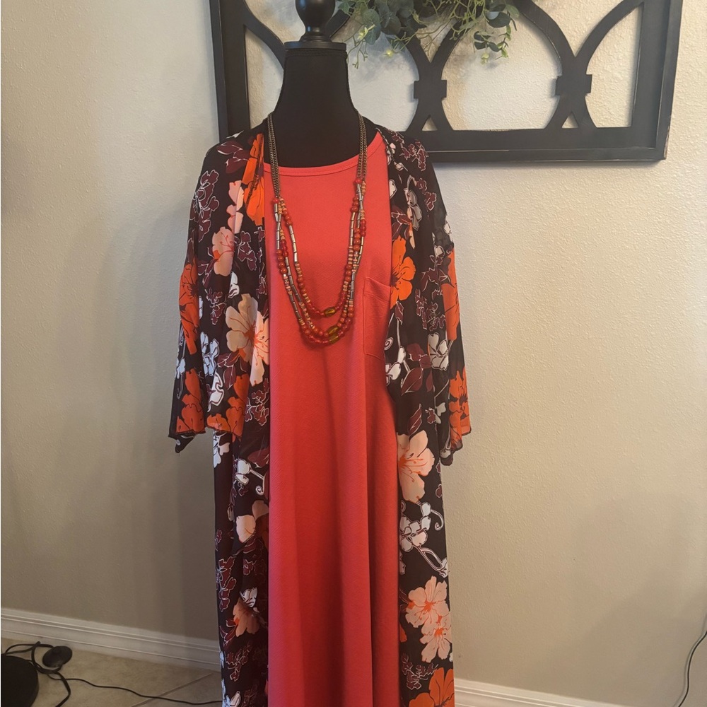 Lularoe OUTFIT. Solid Carly Hi Low 3X with Floral Shirley Kimono L and necklace